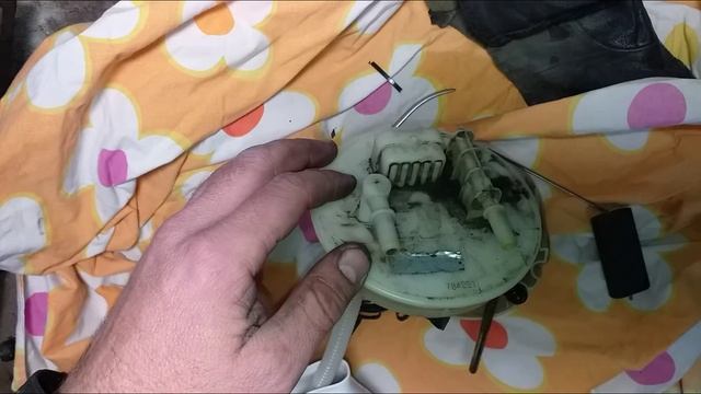 Как одеть трубку на бензонасос.