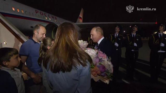 Владимир Путин встретил граждан России, которые были освобождены в результате обмена