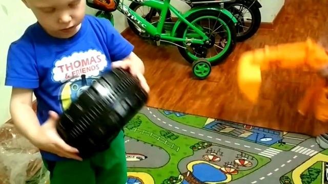 ЭКСКАВАТОР. Видео для детей. Где спрятались детки?  Электромобиль с ковшом
