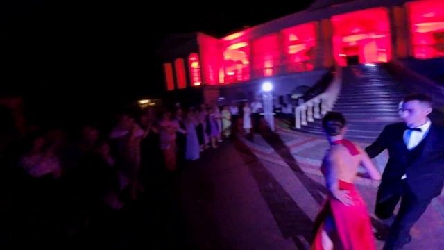 Ночной танец с ФПВ дрона в парке-отеле 