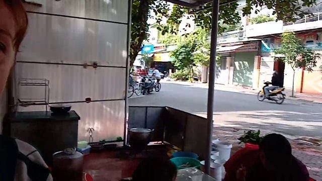 Вьетнам / Завтрак .Cô Gái Nga Julia thích ăn ở Việt Nam.