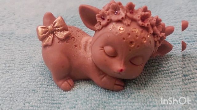 Фигурка спящего олененка из шоколада
