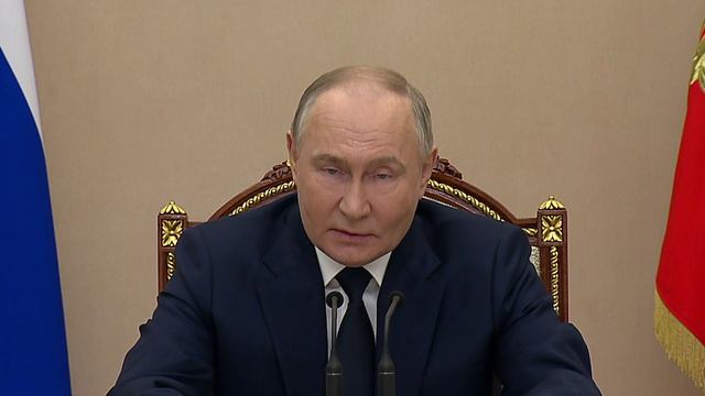 Владимир Путин провёл встречу с командующими войсками военных округов.