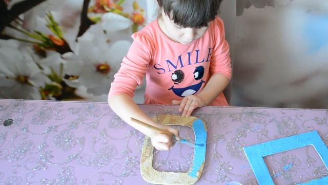 Делаем с Маргошей поделки из пазлов...