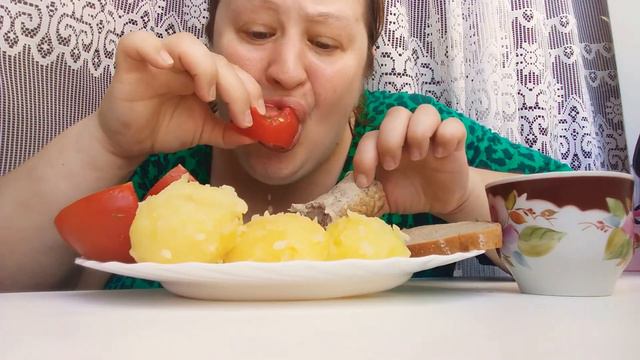 АСМР МУКБАНГ КАРТОШКА МОЛОДАЯ😋 ДОМАШНЯЯ КОЛБАСА😋 ТОМАТЫ🍅 КВАС