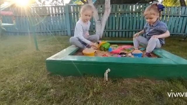 Полина и Настя играют на даче | Miss Polina