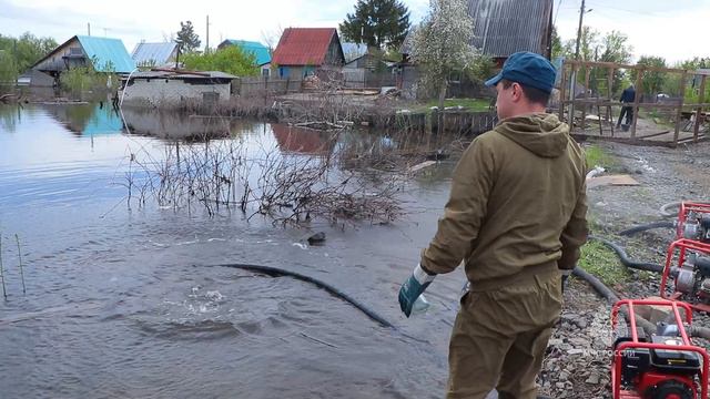 Специалисты МЧС России продолжают работы по ликвидации последствий паводка в Зауралье