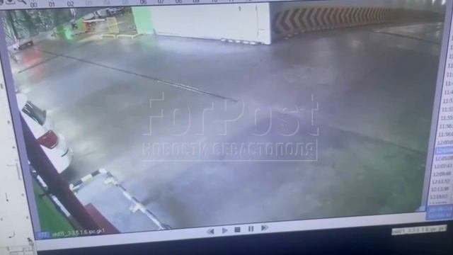 Момент падения автомобиля с третьего этажа парковки в Краснодаре попал на камеру видеонаблюдения
