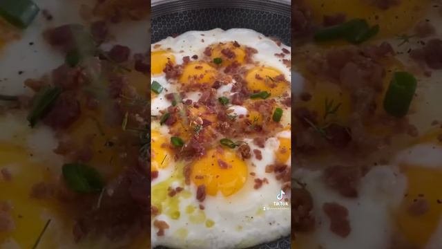 Breakfast…#eggs #bacon #greens #завтрак #яйца #бекон #рецепт #вкусно #готовим #какприготовить #пп