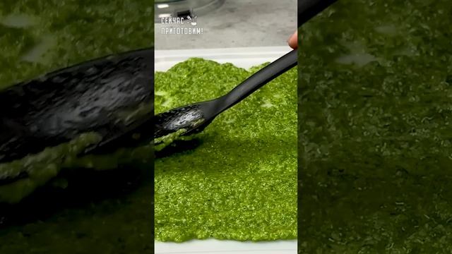 Я без нее уже не представляю готовку, постоянно заготавливаю впрок: моя зеленая соль