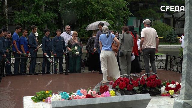 Каспийчане возложили цветы к памятнику погибших сотрудников правоохранительных органов