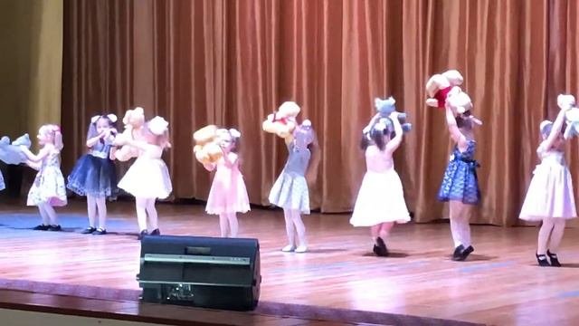 Большая сцена-детский танец с игрушками! Мария впервые на сцене!