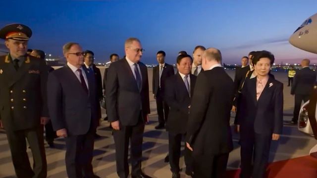 Владимир Путин вышел из самолёта после приземления в Пекине.