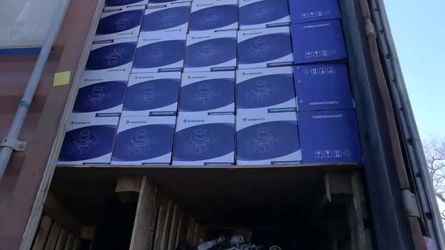 Выгружаем сборный контейнер из Кореи с продукцией Nomparts