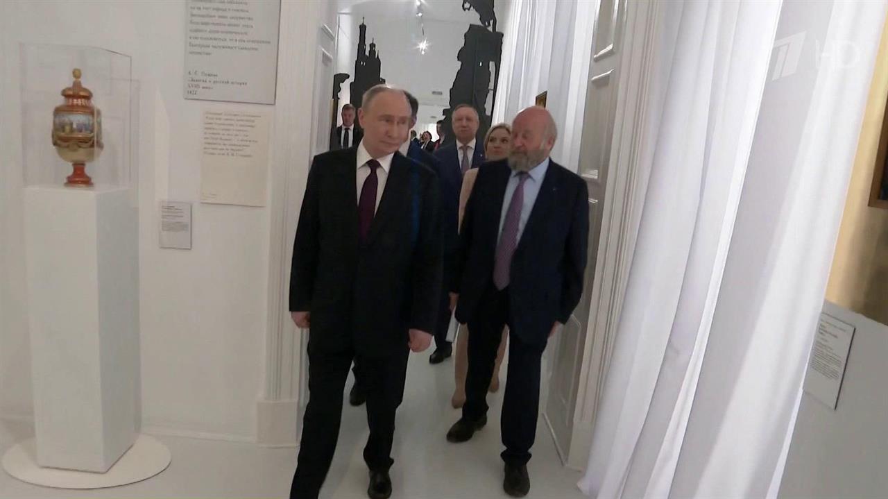 Владимир Путин побывал в музее-заповеднике "Царское Село"