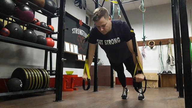 Планка с руками в TRX