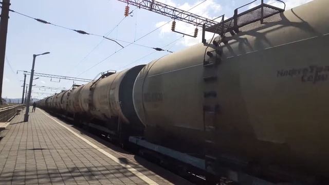 Встреча электровозов 4ЭС5К-007 "Ермак" и 2ЭС5К-168, 2ЭС5К-165 с грузовыми поездами