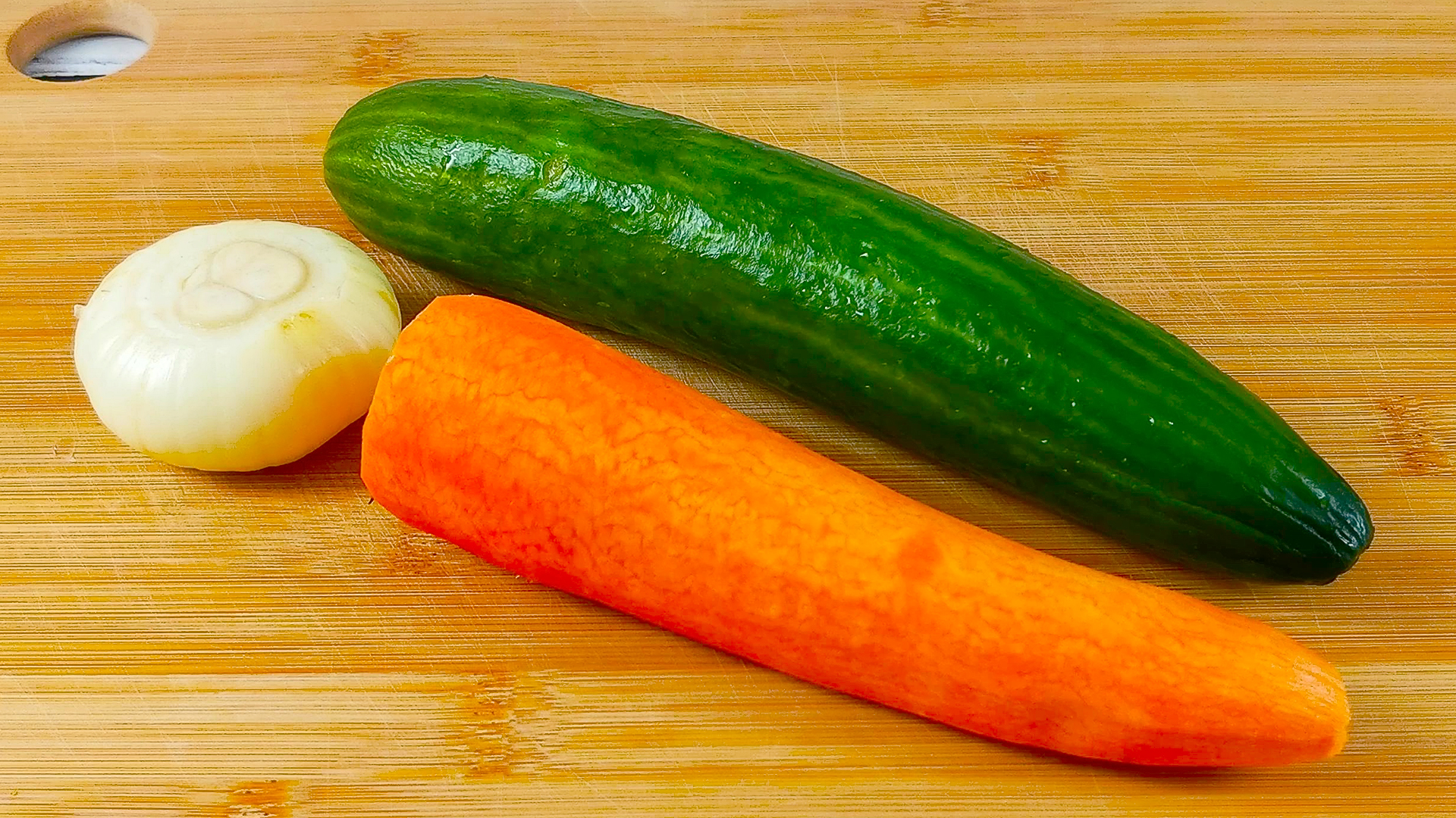 Буру 1 морковь, 1 огурец, лук и готовлю простой и вкусный овощной салат