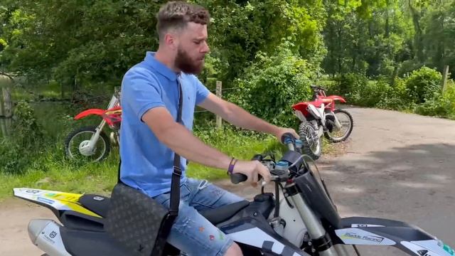 MON PETIT FRERE ESSAYE MA 250 CR IL A EU PEUR !!