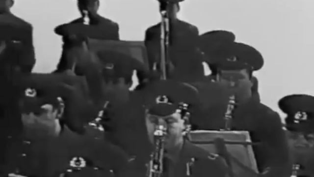 Над волнами вальс исполняет оркестр Министерства обороны СССР 1977 год киносю