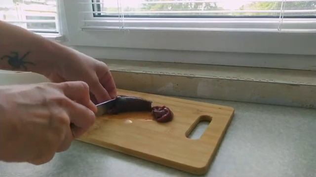 Куриная печень тушеная в сметане .