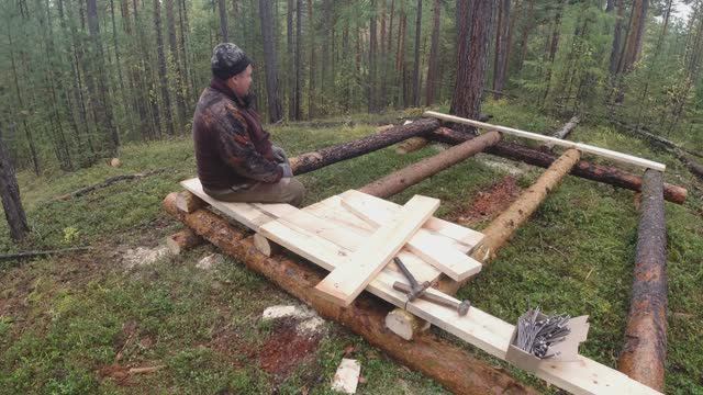 СТРОИМ ПЛОЩАДКУ ПОД ПАЛАТКУ В ЛЕСУ.