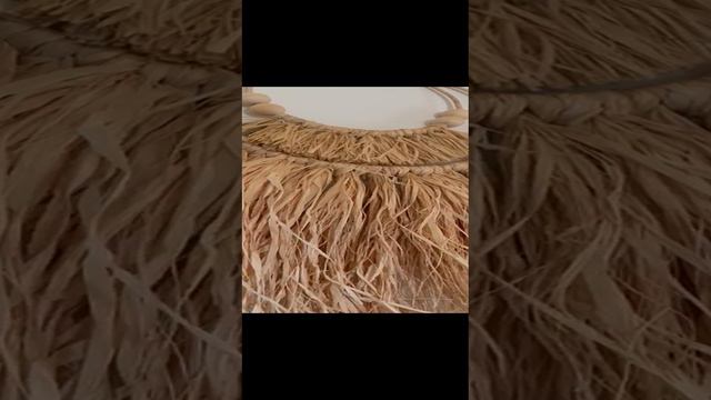 Декоративное панно из натуральной рафии и морских ракушек Ципрея Тигрис