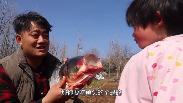 大洋想发财现实残酷，胖妹做杨梅红烧肉安慰，众人吃到嘴流油 #陈说美食