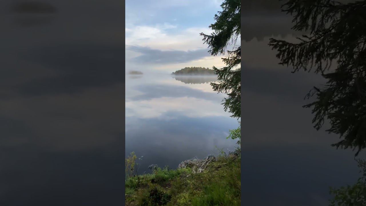 Прослойка из тумана соединила небо и воду. Красиво.