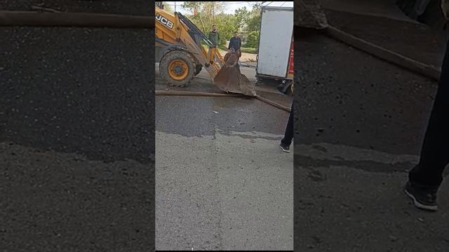 В Оренбурге на Илекской грузовик провалился в яму на асфальте