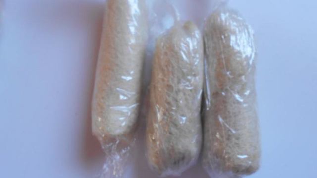 Рыбные пирожки из бутербродного хлеба с соусом песто