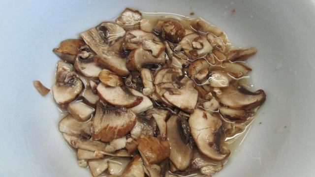 Салат из курицы с маринованными грибами и фасолью
