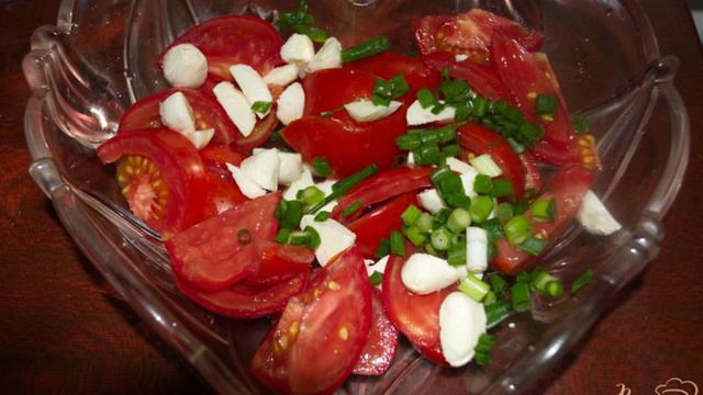 Помидорный салат с моцареллой и бальзамиком