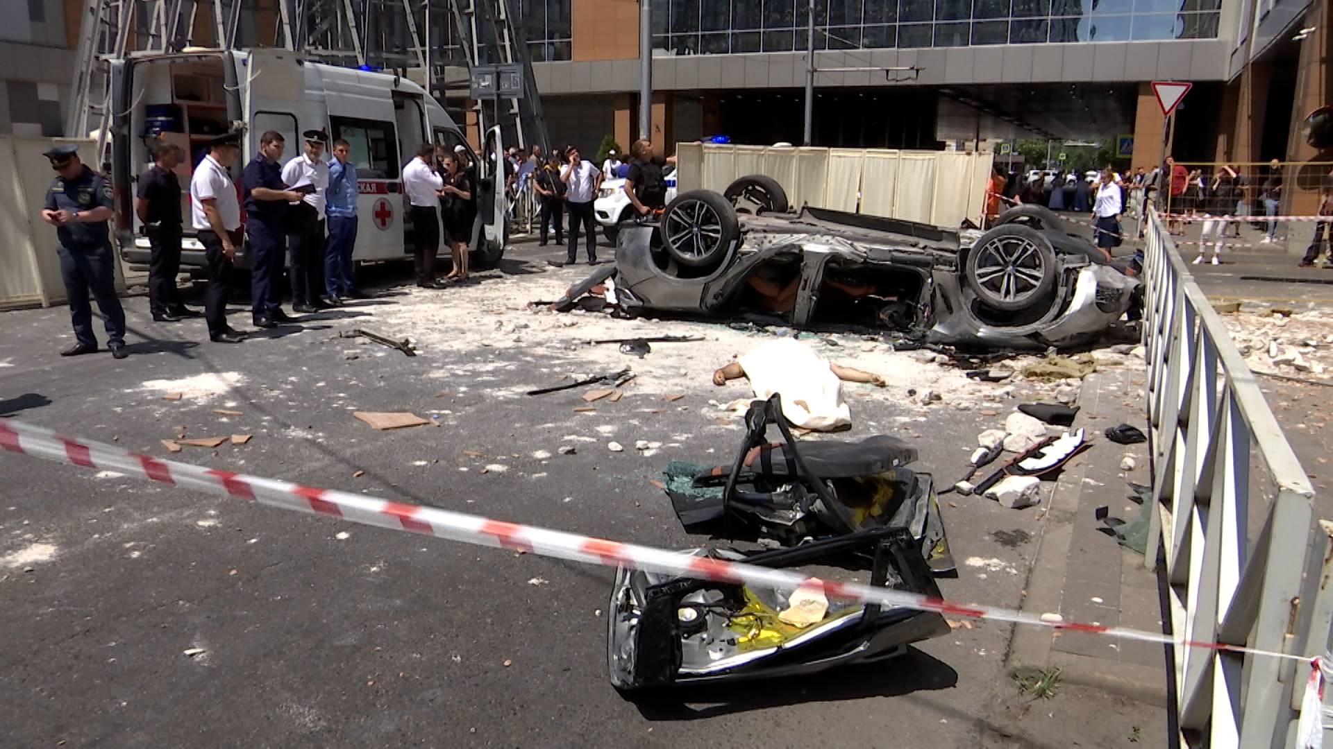 Очевидцы падения машины с парковки ТРЦ в Краснодаре рассказали подробности ЧП