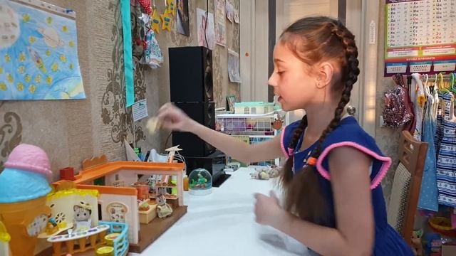 Софья играет в магазин мороженого Sylvanian Families Seaside Ice Cream Shop