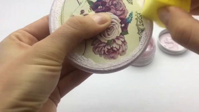 Делаем декупаж. Игрушка на елку в технике декупаж. Декупаж из открытки.