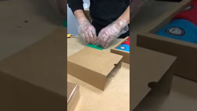 Яркие носки в коробке