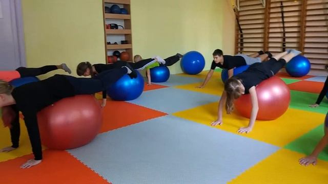 Гимнастика при  сколиозе  Упражнения на фитболе