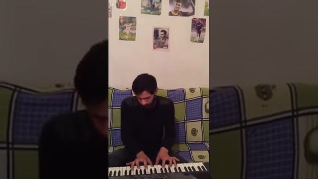 Перед иконою старушка мать молиться