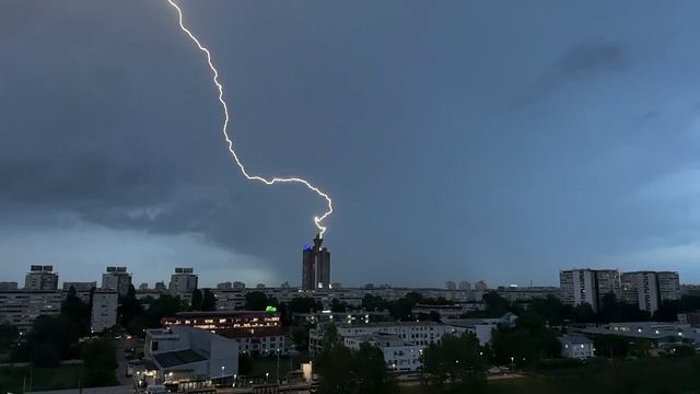 Необычного вида удар молнии в турецком городе Кайсери.