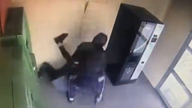 Грабитель украл сумку не побоявшись камер