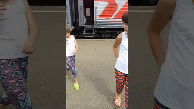 Дети кормят сизарей на станции Горячий ключ.