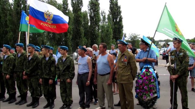Синева песню группы Голубые береты исполняет Андрей Котов