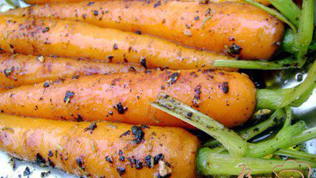 Молодая морковь, обжаренная в оливковом масле со специями