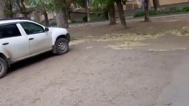 Ставят машины на детской площадке хотя рядом есть парковка - волжанка
