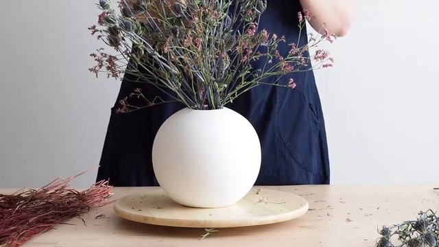 DRIED FLOWER ARRANGEMENT || How to make a dried flower arrangement || Eryngium, limonium and grains