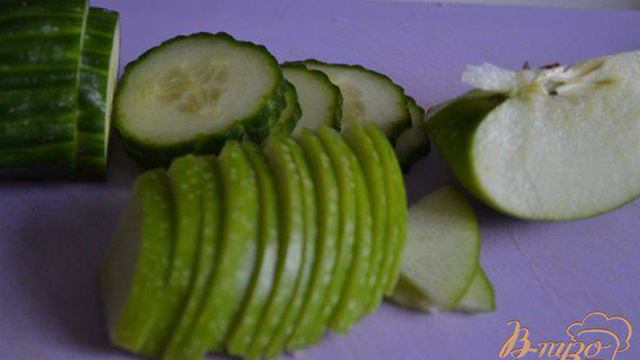 Салат с огурцом, яблоком и маслинами