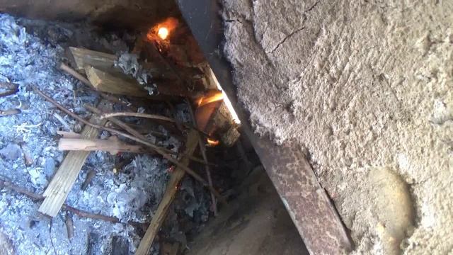 Обжиг керамики в дровяной печи.