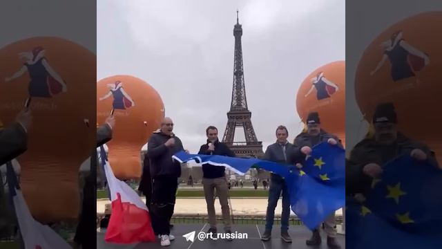 Активисты разорвали флаг ЕС на митинге в Париже