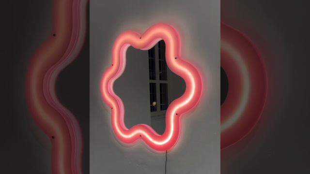 Коллекция фигурных зеркал в розовой раме с подсветкой Seletti Supercurve